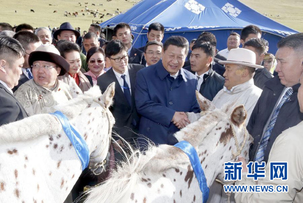 8月22日，國(guó)家主席習(xí)近平在蒙古國(guó)總統(tǒng)額勒貝格道爾吉陪同下前往烏蘭巴托市郊觀看那達(dá)慕。額勒貝格道爾吉向習(xí)近平夫婦贈(zèng)送兩匹蒙古馬。習(xí)近平為兩匹馬分別取名阿爾泰和克魯倫，寓意中蒙兩國(guó)山水相連、睦鄰友好。新華社記者 鞠鵬 攝