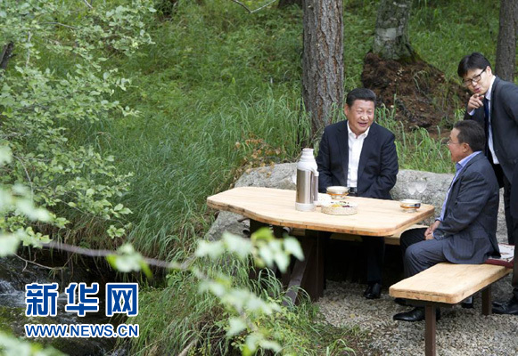 8月22日，國家主席習(xí)近平同蒙古國總統(tǒng)額勒貝格道爾吉在烏蘭巴托市郊的總統(tǒng)官邸再次會(huì)晤。這是習(xí)近平同額勒貝格道爾吉會(huì)晤后在溪畔飲茶。新華社記者 黃敬文 攝