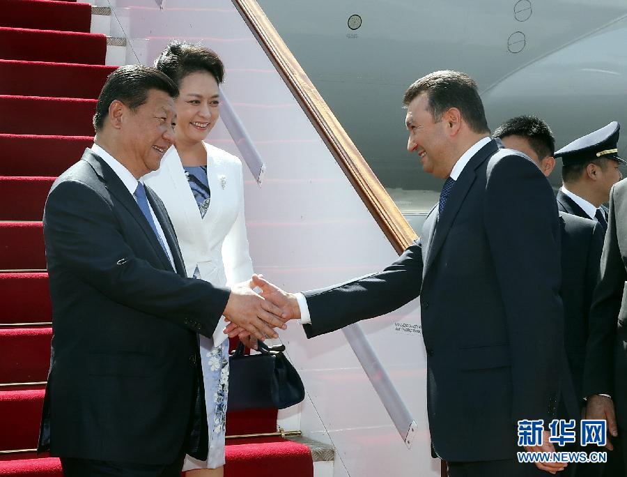 9月11日，國家主席習(xí)近平抵達(dá)杜尚別，應(yīng)塔吉克斯坦總統(tǒng)拉赫蒙邀請，出席上海合作組織成員國元首理事會第十四次會議并對塔吉克斯坦進(jìn)行國事訪問。習(xí)近平和夫人彭麗媛在機(jī)場受到塔吉克斯坦總理拉蘇爾佐達(dá)等熱情迎接。新華社記者 鞠鵬 攝 