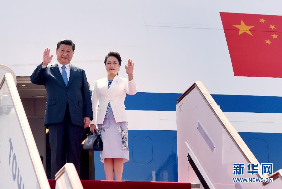 9月11日，中國國家主席習(xí)近平抵達(dá)杜尚別，應(yīng)塔吉克斯坦總統(tǒng)拉赫蒙邀請，出席上海合作組織成員國元首理事會第十四次會議并對塔吉克斯坦進(jìn)行國事訪問。這是習(xí)近平和夫人彭麗媛走出機(jī)艙。新華社記者 馬占成 攝 