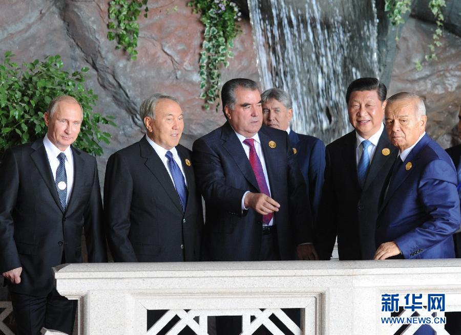 9月12日，上海合作組織成員國元首理事會第十四次會議在塔吉克斯坦首都杜尚別舉行。國家主席習近平出席會議并發(fā)表重要講話。這是習近平同其他成員國元首親切交談。新華社記者謝環(huán)馳攝 