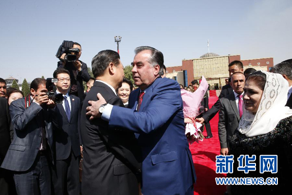 9月14日，國家主席習(xí)近平結(jié)束對(duì)塔吉克斯坦的國事訪問，乘坐專機(jī)離開杜尚別。拉赫蒙總統(tǒng)夫婦專程到機(jī)場(chǎng)為習(xí)近平和夫人彭麗媛送行。新華社記者 鞠鵬 攝 