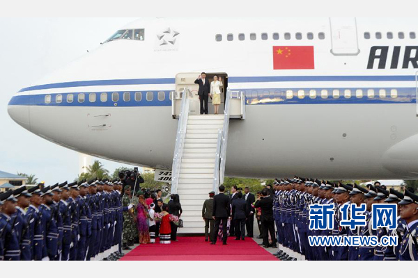 9月14日，國家主席習(xí)近平抵達(dá)馬累，開始對馬爾代夫進(jìn)行國事訪問。習(xí)近平和夫人彭麗媛在機(jī)場受到馬爾代夫總統(tǒng)亞明夫婦的熱情迎接。新華社記者 張鐸 攝
