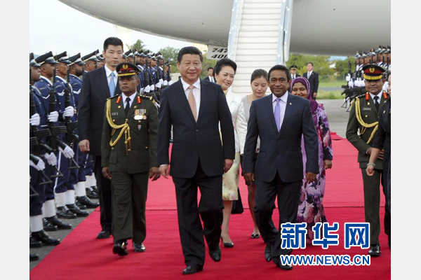 9月14日，國家主席習(xí)近平抵達(dá)馬累，開始對馬爾代夫進(jìn)行國事訪問。習(xí)近平和夫人彭麗媛在機(jī)場受到馬爾代夫總統(tǒng)亞明夫婦的熱情迎接。新華社記者 張鐸 攝 