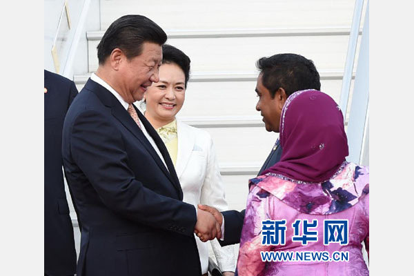  9月14日，國家主席習(xí)近平抵達(dá)馬累，開始對馬爾代夫進(jìn)行國事訪問。習(xí)近平和夫人彭麗媛在機(jī)場受到馬爾代夫總統(tǒng)亞明夫婦的熱情迎接。新華社記者 馬占成 攝 