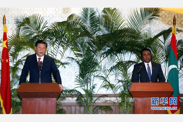 9月15日，國家主席習近平在馬累與馬爾代夫總統(tǒng)亞明共同會見記者。 新華社記者 鞠鵬 攝