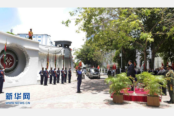 9月15日，國(guó)家主席習(xí)近平在馬累向馬爾代夫烈士紀(jì)念碑致禮。新華社記者 張鐸 攝