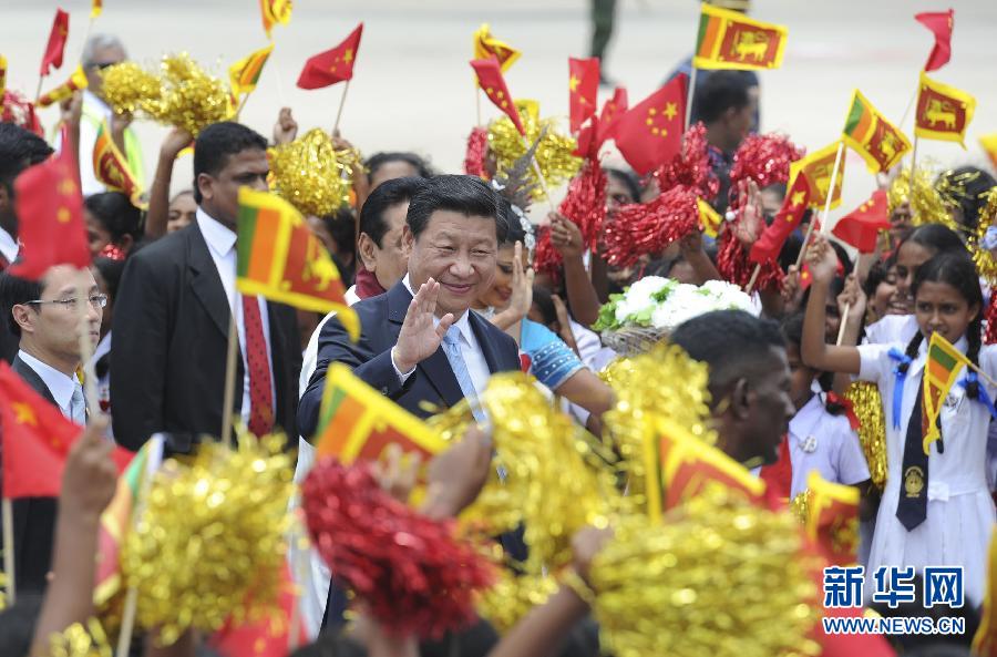  9月16日，國家主席習(xí)近平抵達(dá)科倫坡，開始對斯里蘭卡進(jìn)行國事訪問。在班達(dá)拉奈克國際機(jī)場，習(xí)近平和夫人彭麗媛受到拉賈帕克薩總統(tǒng)夫婦熱情迎接。新華社記者謝環(huán)馳攝 