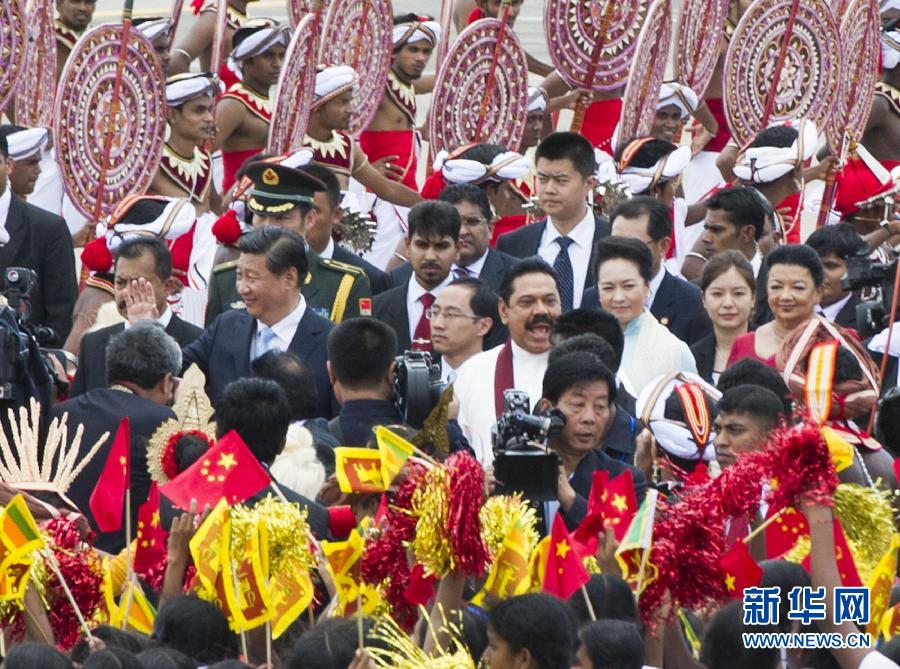 9月16日，國家主席習(xí)近平抵達(dá)科倫坡，開始對斯里蘭卡進(jìn)行國事訪問。在班達(dá)拉奈克國際機(jī)場，習(xí)近平和夫人彭麗媛受到拉賈帕克薩總統(tǒng)夫婦熱情迎接。新華社記者黃敬文攝 