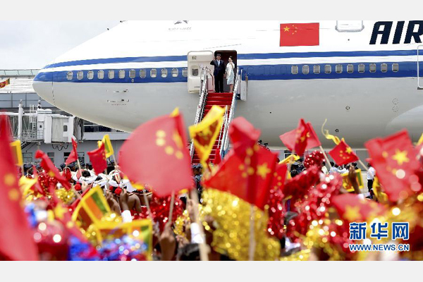 9月16日，國家主席習(xí)近平抵達(dá)科倫坡，開始對斯里蘭卡進(jìn)行國事訪問。這是習(xí)近平和夫人彭麗媛向歡迎群眾揮手致意。 新華社記者馬占成攝 