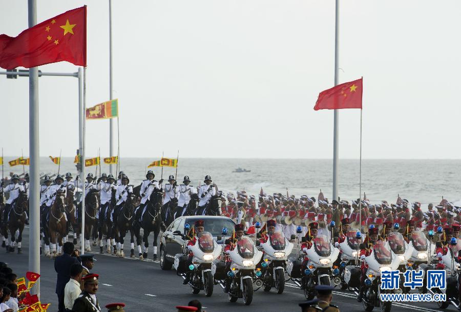 9月16日，斯里蘭卡總統(tǒng)拉賈帕克薩在科倫坡為國(guó)家主席習(xí)近平舉行盛大歡迎儀式。這是習(xí)近平和夫人彭麗媛乘坐的專車在摩托車隊(duì)和騎兵隊(duì)護(hù)衛(wèi)下駛?cè)霘g迎儀式現(xiàn)場(chǎng)。新華社記者謝環(huán)馳攝