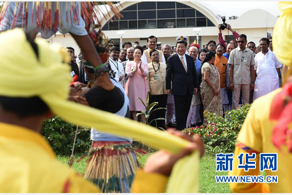 9月17日，國(guó)家主席習(xí)近平抵達(dá)古吉拉特邦艾哈邁達(dá)巴德市，開(kāi)始對(duì)印度進(jìn)行國(guó)事訪(fǎng)問(wèn)。這是印度青年跳起古吉拉特邦傳統(tǒng)舞蹈，歡迎習(xí)近平和夫人彭麗媛。新華社記者 馬占成 攝