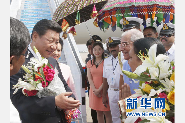9月17日，國(guó)家主席習(xí)近平抵達(dá)古吉拉特邦艾哈邁達(dá)巴德市，開(kāi)始對(duì)印度進(jìn)行國(guó)事訪(fǎng)問(wèn)。 新華社記者 鞠鵬 攝