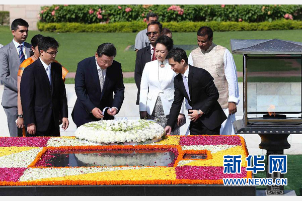 9月18日，國家主席習近平和夫人彭麗媛在新德里向甘地墓敬獻花圈。 新華社記者 龐興雷 攝