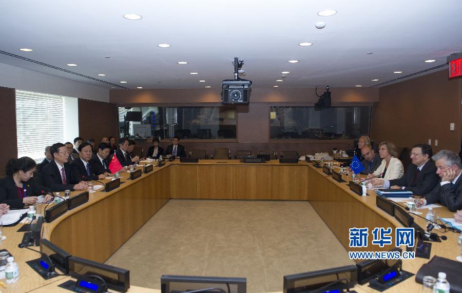  9月23日，正在紐約出席聯(lián)合國氣候峰會的國家主席習近平特使、國務(wù)院副總理張高麗在紐約聯(lián)合國總部會見歐盟委員會主席巴羅佐。新華社記者 王曄 攝 