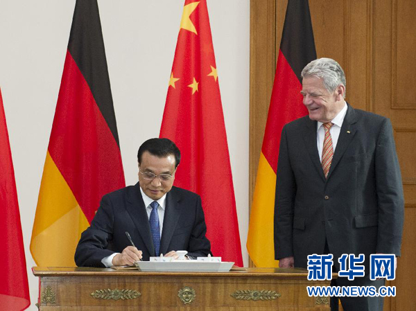 10月10日，國務院總理李克強在柏林會見德國總統(tǒng)高克。這是李克強總理在高克總統(tǒng)的陪同下在貴賓簿上簽字。 新華社記者 王曄 攝 