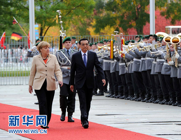 10月10日，德國總理默克爾在柏林總理府前廣場舉行隆重儀式，歡迎中國國務院總理李克強對德國進行正式訪問。 新華社記者 饒愛民 攝 