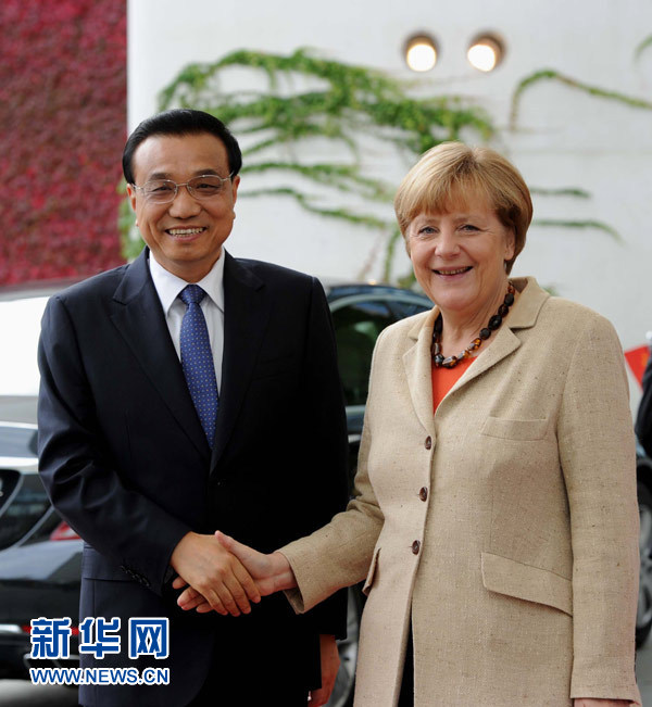 10月10日，德國總理默克爾在柏林總理府前廣場舉行隆重儀式，歡迎中國國務院總理李克強對德國進行正式訪問。 新華社記者 饒愛民 攝 