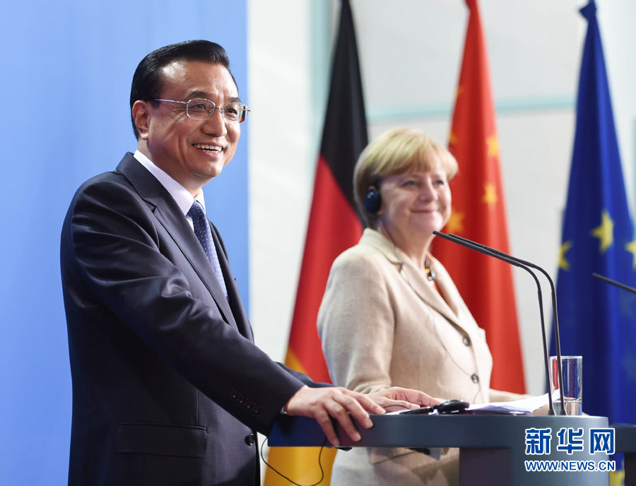 10月10日，國務院總理李克強在柏林與德國總理默克爾圓滿結束第三輪中德政府磋商后共同會見記者。 新華社記者 李學仁 攝 