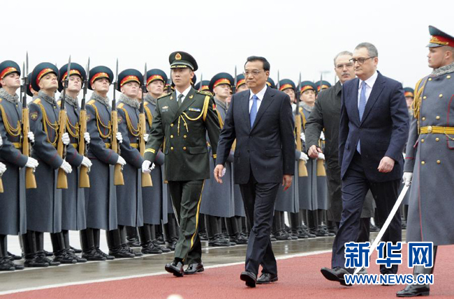 10月12日，中國國務(wù)院總理李克強(qiáng)乘專機(jī)抵達(dá)莫斯科，開始對(duì)俄羅斯進(jìn)行正式訪問并舉行中俄總理第十九次定期會(huì)晤。俄方在機(jī)場舉行隆重儀式，歡迎李克強(qiáng)總理。新華社記者 張鐸 攝