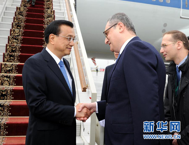 10月12日，中國國務(wù)院總理李克強乘專機抵達莫斯科，開始對俄羅斯進行正式訪問并舉行中俄總理第十九次定期會晤。俄羅斯聯(lián)邦政府高級官員到機場迎接李克強總理。新華社記者 饒愛民 攝