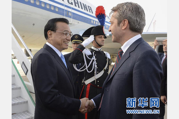 10月14日，國務(wù)院總理李克強(qiáng)乘專機(jī)抵達(dá)羅馬，開始對(duì)意大利進(jìn)行正式訪問，意大利政府高級(jí)官員到機(jī)場(chǎng)迎接。 新華社記者李學(xué)仁攝