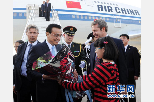10月14日，國務(wù)院總理李克強(qiáng)乘專機(jī)抵達(dá)羅馬，開始對(duì)意大利進(jìn)行正式訪問。新華社記者 饒愛民 攝