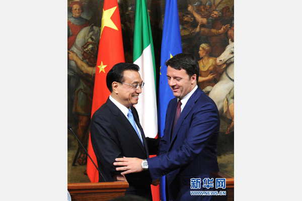 10月14日，中國國務(wù)院總理李克強與意大利總理倫齊在羅馬舉行會談后共同會見記者。 新華社記者 饒愛民 攝 