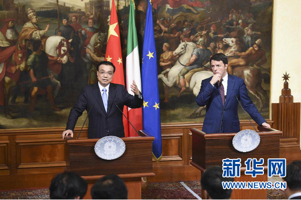 10月14日，國務(wù)院總理李克強在羅馬與意大利總理倫齊舉行會談后共同會見記者。 新華社記者 李學仁 攝