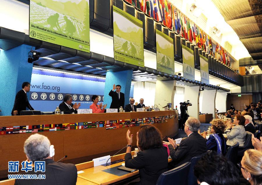 10月15日，中國國務院總理李克強在格拉齊亞諾總干事的陪同下在位于羅馬的聯(lián)合國糧農(nóng)組織總部發(fā)表演講。 新華社記者 饒愛民 攝 