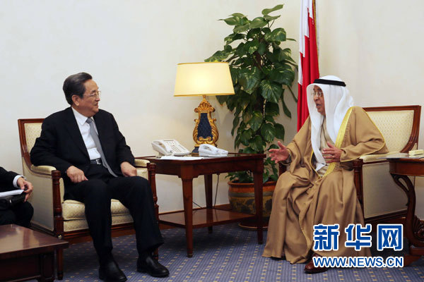 11月6日，正在巴林進(jìn)行正式友好訪問的全國政協(xié)主席俞正聲在麥納麥會見巴林副首相穆罕默德。 新華社記者劉衛(wèi)兵攝
