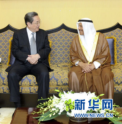11月6日，正在巴林進(jìn)行正式友好訪問的全國政協(xié)主席俞正聲在麥納麥與巴林協(xié)商會議主席阿里舉行會談。 新華社記者 張鐸 攝