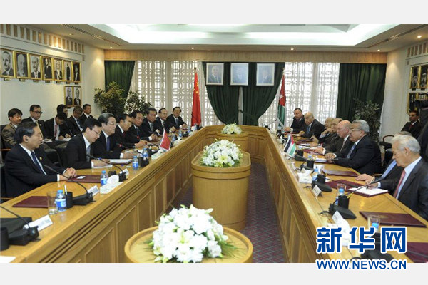 11月9日，正在約旦進行正式友好訪問的全國政協(xié)主席俞正聲在安曼與約旦參議長拉瓦比德進行會談。 新華社記者 張鐸 攝 