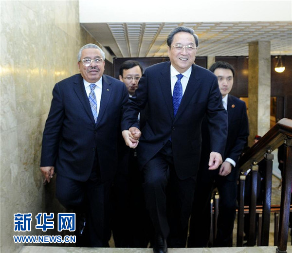 11月9日，正在約旦進行正式友好訪問的全國政協(xié)主席俞正聲在安曼與約旦參議長拉瓦比德進行會談。這是會談前，俞正聲與拉瓦比德攜手步入會場。新華社記者 張鐸 攝 