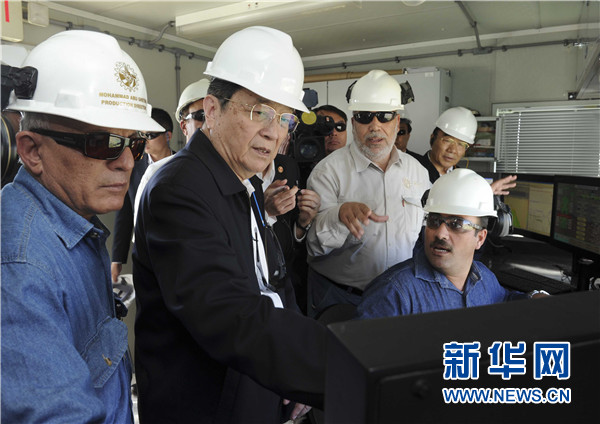 11月8日，正在約旦進行正式友好訪問的全國政協(xié)主席俞正聲在安曼參觀阿拉伯鉀肥公司。這是俞正聲在采鹽船上仔細詢問開采情況。 新華社記者 張鐸 攝