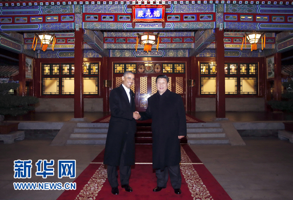 11月11日晚，國家主席習(xí)近平在中南海同美國總統(tǒng)奧巴馬舉行會晤。這是兩國元首在瀛臺涵元殿前握手。 新華社記者鞠鵬攝