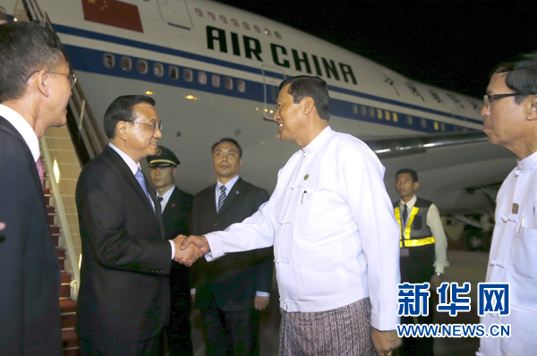 這是李克強(qiáng)在機(jī)場(chǎng)受到緬甸政府高級(jí)官員熱情迎接。新華社記者鞠鵬攝