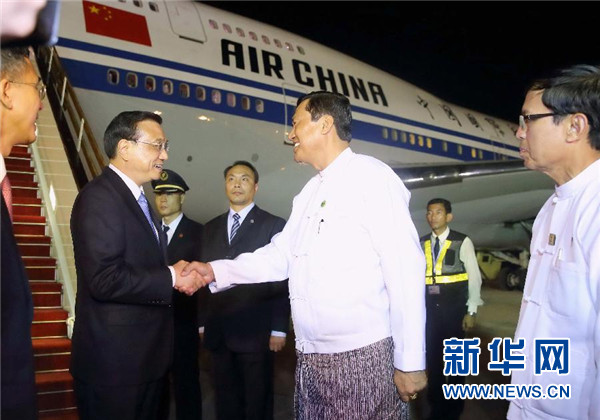 這是緬甸政府高級官員到機(jī)場迎接李克強(qiáng)總理。新華社記者 鞠鵬 攝 