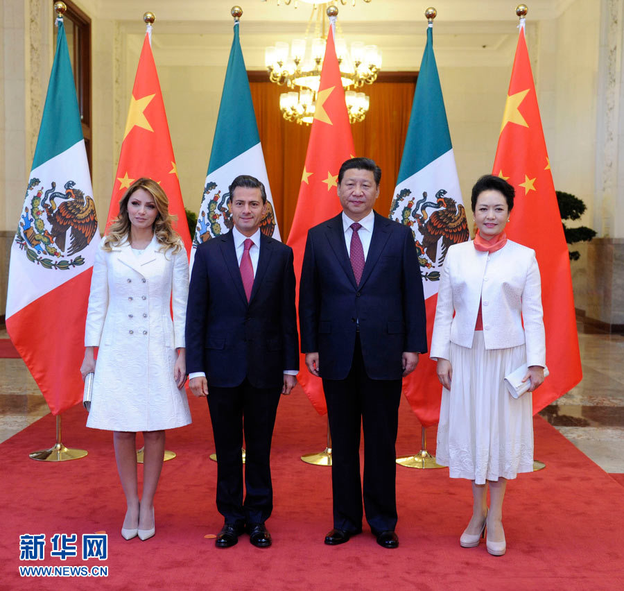 11月13日，國(guó)家主席習(xí)近平在北京人民大會(huì)堂北大廳舉行儀式，歡迎墨西哥總統(tǒng)培尼亞對(duì)中國(guó)進(jìn)行國(guó)事訪問(wèn)。這是習(xí)近平和夫人彭麗媛同培尼亞夫婦合影。 新華社記者 張鐸 攝