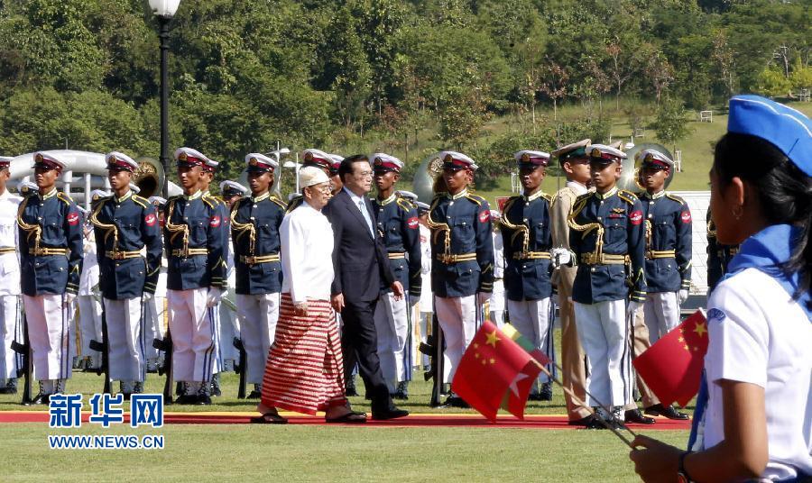 11月14日，中國(guó)國(guó)務(wù)院總理李克強(qiáng)在內(nèi)比都同緬甸總統(tǒng)吳登盛舉行會(huì)談。這是會(huì)談前，吳登盛在緬甸總統(tǒng)府前廣場(chǎng)為李克強(qiáng)舉行隆重的歡迎儀式。新華社記者 鞠鵬 攝