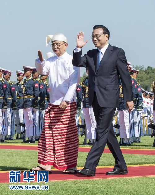 11月14日，中國(guó)國(guó)務(wù)院總理李克強(qiáng)在內(nèi)比都同緬甸總統(tǒng)吳登盛舉行會(huì)談。這是會(huì)談前，吳登盛在緬甸總統(tǒng)府前廣場(chǎng)為李克強(qiáng)舉行隆重的歡迎儀式。新華社記者 王曄 攝