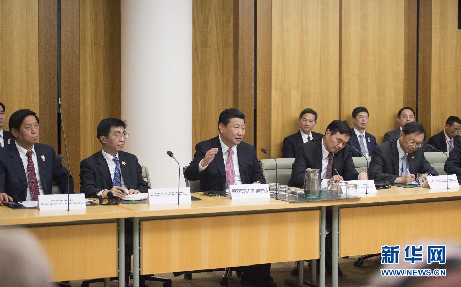 11月17日，國(guó)家主席習(xí)近平在堪培拉和澳大利亞總理阿博特共同出席第四屆中澳工商界首席執(zhí)行官圓桌會(huì)。這次會(huì)議是由澳大利亞企業(yè)領(lǐng)袖理事會(huì)和中國(guó)國(guó)家開發(fā)銀行共同組織承辦的。新華社記者 謝環(huán)馳 攝 