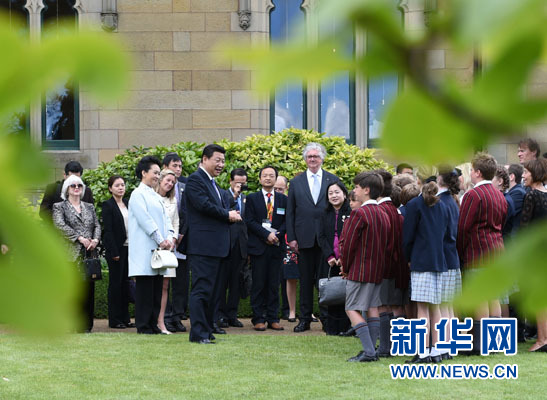 11月18日，國(guó)家主席習(xí)近平在澳大利亞塔斯馬尼亞州與朗塞斯頓市斯科奇－歐克伯恩小學(xué)的小學(xué)生共同植樹(shù)。新華社記者 馬占成 攝