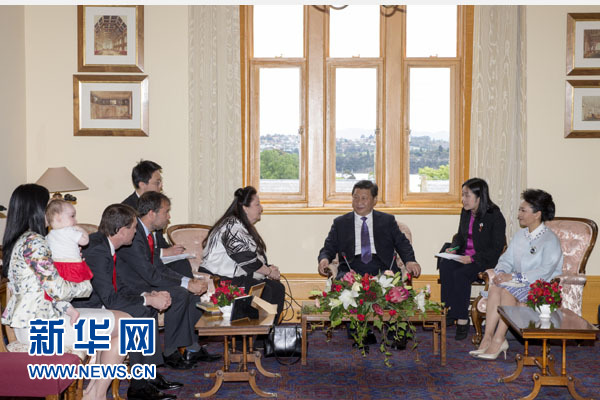 11月18日，國(guó)家主席習(xí)近平在澳大利亞塔斯馬尼亞州參觀訪問(wèn)。這是習(xí)近平看望已故塔斯馬尼亞州前州長(zhǎng)培根的家人。新華社記者 丁林 攝
