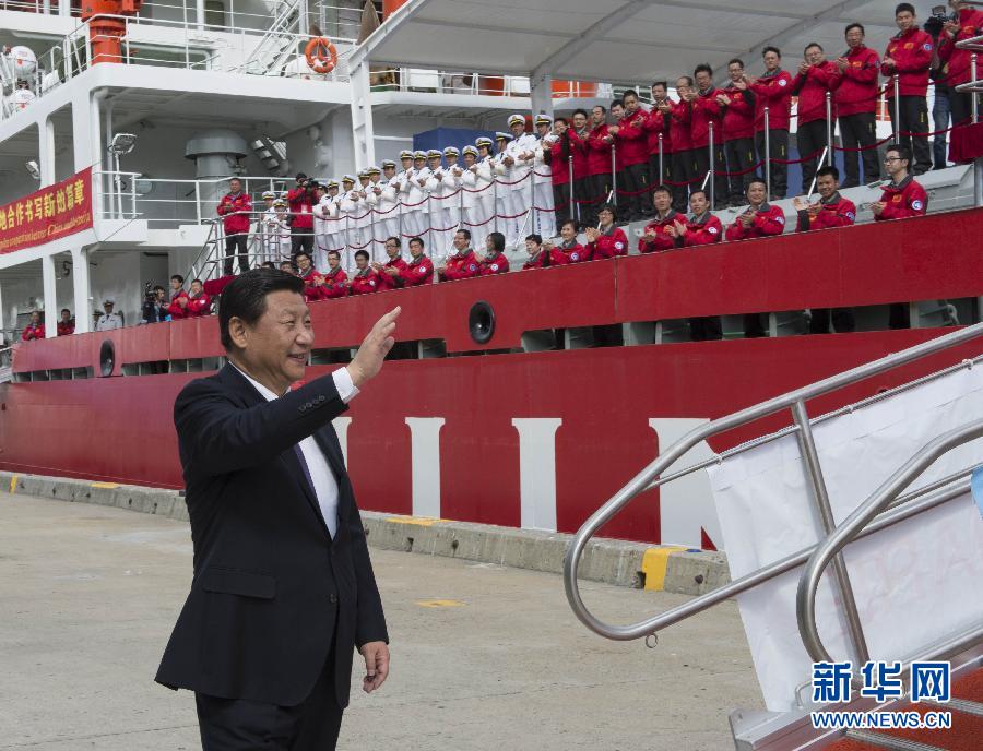 11月18日，正在澳大利亞塔斯馬尼亞州首府霍巴特訪問的中國國家主席習(xí)近平在澳大利亞總理阿博特陪同下參觀南極科考項(xiàng)目并慰問兩國科考人員。這是習(xí)近平在霍巴特港看望正在這里補(bǔ)給的“雪龍”號全體科考人員。新華社記者李學(xué)仁攝 