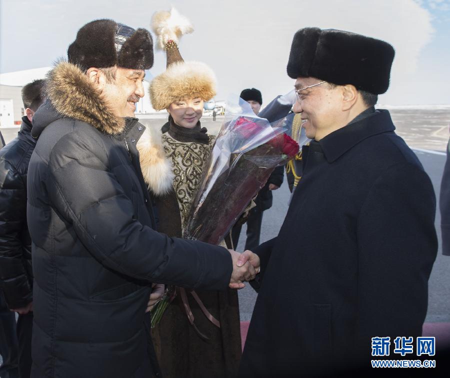 12月14日，應(yīng)哈薩克斯坦共和國(guó)總理馬西莫夫邀請(qǐng)，國(guó)務(wù)院總理李克強(qiáng)乘專機(jī)抵達(dá)阿斯塔納國(guó)際機(jī)場(chǎng)，開始對(duì)哈薩克斯坦進(jìn)行正式訪問(wèn)，舉行中哈總理第二次定期會(huì)晤，并出席上海合作組織成員國(guó)政府首腦理事會(huì)第十三次會(huì)議。這是馬西莫夫到機(jī)場(chǎng)迎接李克強(qiáng)。新華社記者 黃敬文 攝