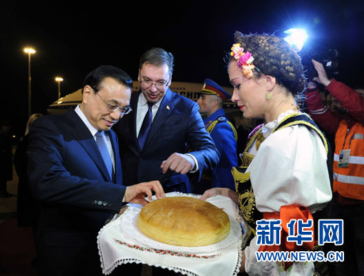 12月15日，國務(wù)院總理李克強抵達貝爾格萊德，出席中國－中東歐國家領(lǐng)導(dǎo)人會晤并正式訪問塞爾維亞，塞爾維亞總理武契奇到機場迎接。新華社記者 饒愛民 攝