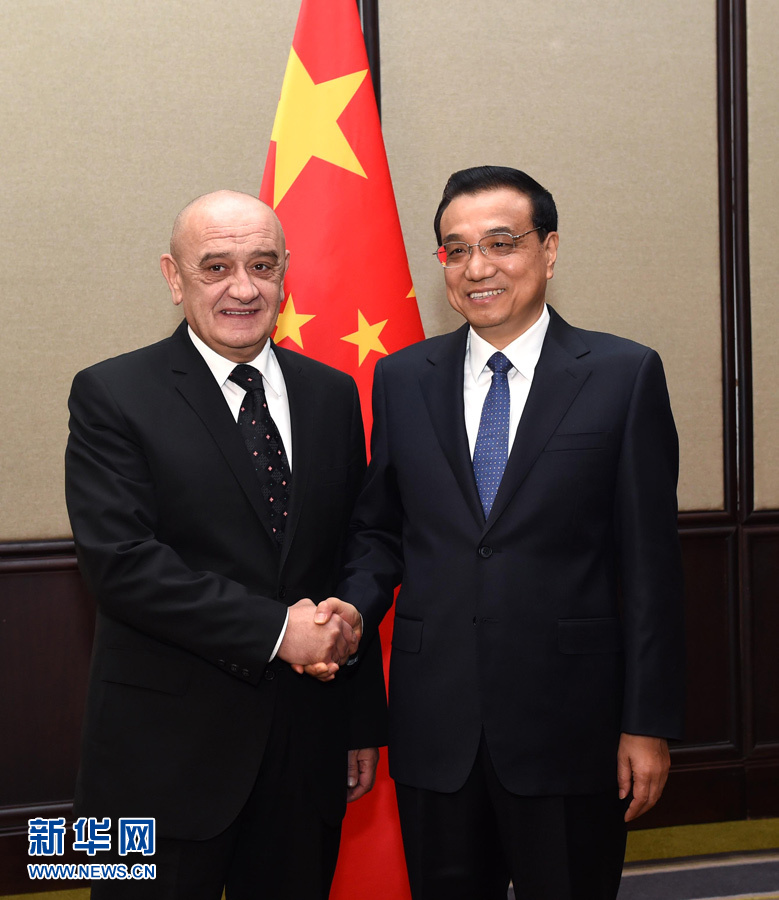 12月16日，中國(guó)國(guó)務(wù)院總理李克強(qiáng)在貝爾格萊德會(huì)見(jiàn)波黑部長(zhǎng)會(huì)議主席貝萬(wàn)達(dá)。 新華社記者 饒愛(ài)民 攝 