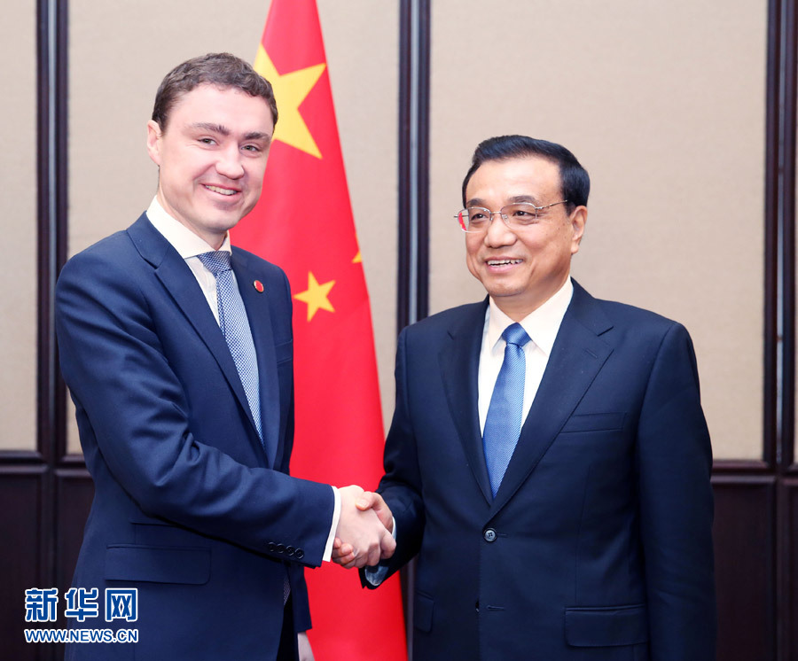 12月17日，中國國務(wù)院總理李克強(qiáng)在貝爾格萊德會(huì)見愛沙尼亞總理羅伊瓦斯。 新華社記者姚大偉攝 