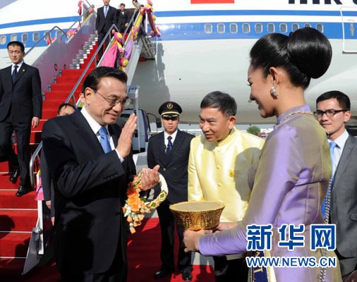 12月19日，中國國務(wù)院總理李克強(qiáng)抵達(dá)曼谷，出席大湄公河次區(qū)域經(jīng)濟(jì)合作領(lǐng)導(dǎo)人第五次會(huì)議。新華社記者饒愛民攝